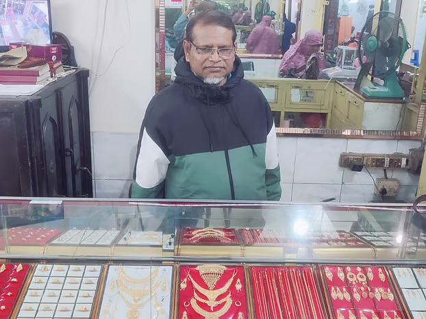 ‘নিজ হাতে বউকে স্বর্ণের গয়না বানিয়ে দিয়ে বিয়ে করেছিলাম’